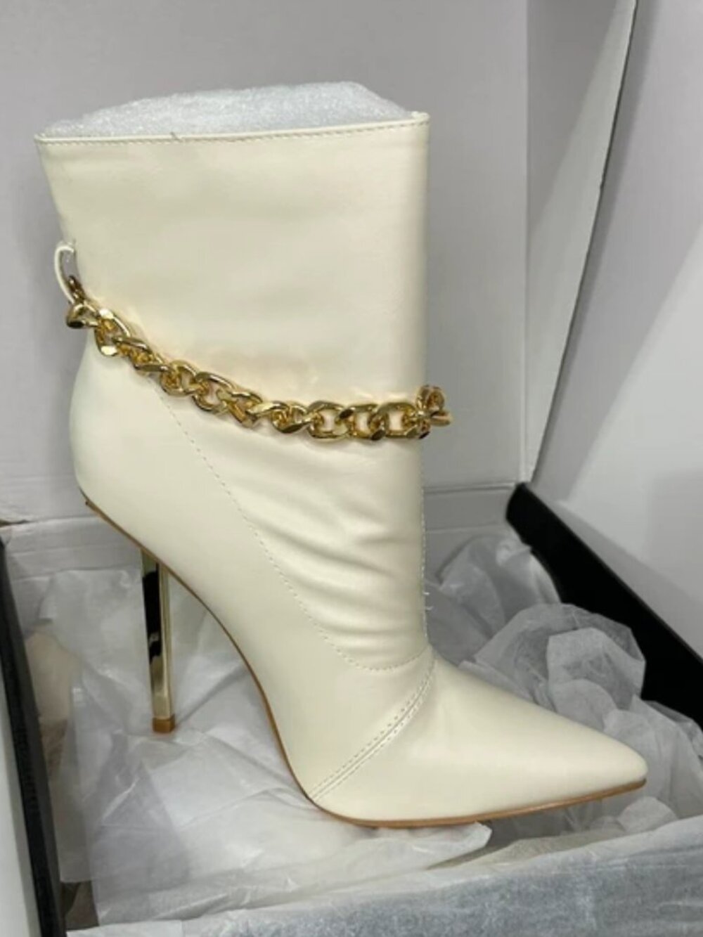 Hollywood dream booties ivory size 7